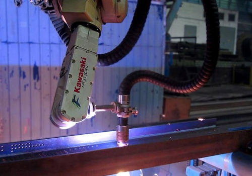 3D dvitėjinių sijų pjovimo robotas