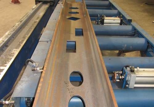 3D dvitėjinių sijų pjovimo robotas