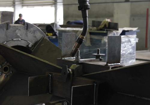 Konvejerių ritinėlių atramų suvirinimo robotas