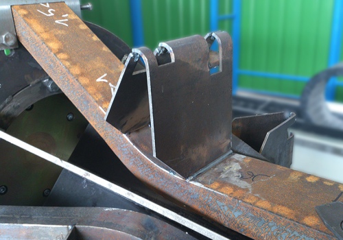 Konvejerių ritinėlių atramų suvirinimo robotas