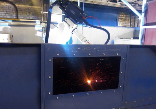 Traktorių korpusinių sijų suvirinimo robotas