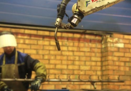 Stelažų suvirinimo robotas