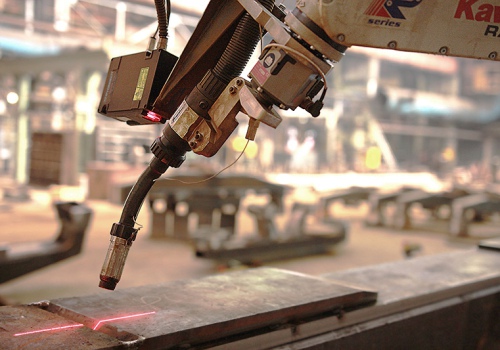 Dyzelinių lokomotyvų šoninių rėmų sienelių suvirinimo robotas