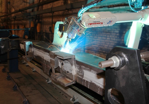 Dyzelinių lokomotyvų šoninių rėmų sienelių suvirinimo robotas