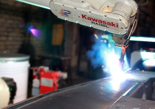 Dyzelinių lokomotyvų šoninių rėmų sienelių suvirinimo robotas