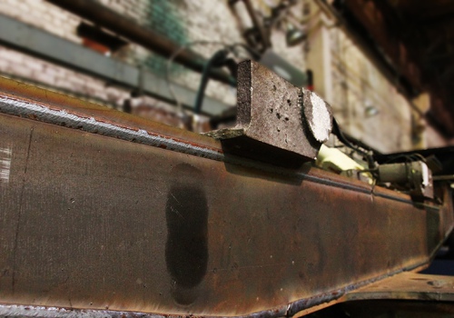 Dyzelinių lokomotyvų šoninių rėmų sienelių suvirinimo robotas