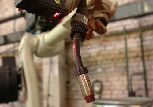 Dyzelinių lokomotyvų šoninių rėmų sienelių suvirinimo robotas