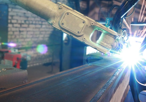 Dyzelinių lokomotyvų šoninių rėmų sienelių suvirinimo robotas