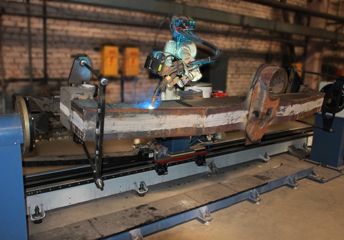 Dyzelinių lokomotyvų šoninių rėmų sienelių suvirinimo robotas