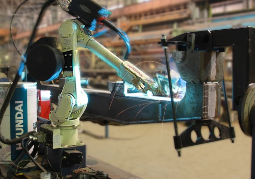 Dyzelinių lokomotyvų šoninių rėmų sienelių suvirinimo robotas