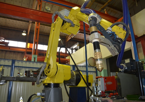 Kampų ir profilių pjovimo robotas