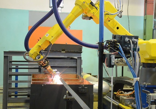 Kampų ir profilių pjovimo robotas