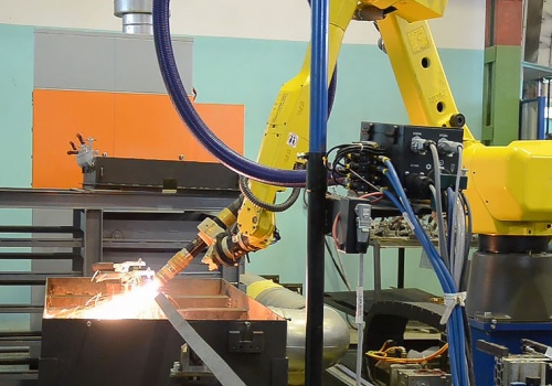 Kampų ir profilių pjovimo robotas