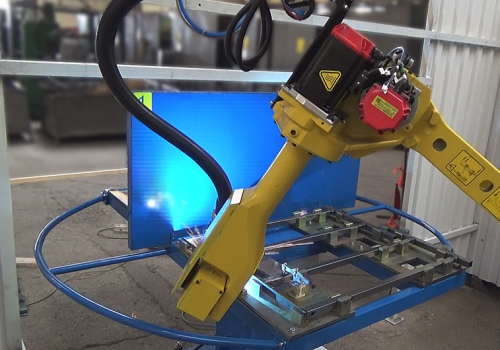 Mokyklinių suolų suvirinimo robotas