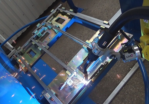 Mokyklinių suolų suvirinimo robotas