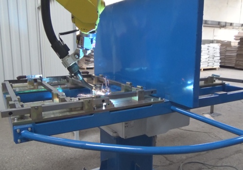 Mokyklinių suolų suvirinimo robotas