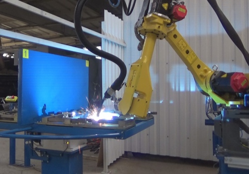 Mokyklinių suolų suvirinimo robotas