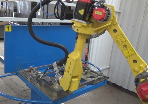 Mokyklinių suolų suvirinimo robotas