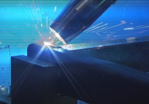 Mokyklinių suolų suvirinimo robotas