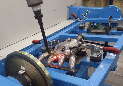 Automobilinių kolektorių suvirinimo robotas