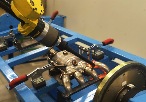 Automobilinių kolektorių suvirinimo robotas