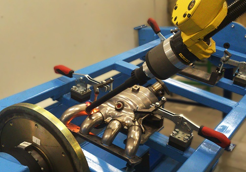 Automobilinių kolektorių suvirinimo robotas