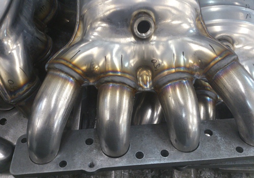 Automobilinių kolektorių suvirinimo robotas