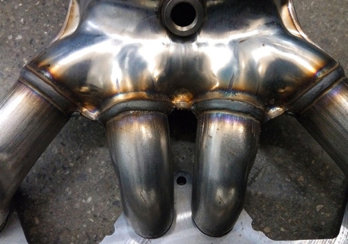 Automobilinių kolektorių suvirinimo robotas