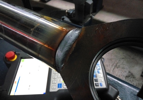 Strypų suvirinimo su kaitinimu robotas