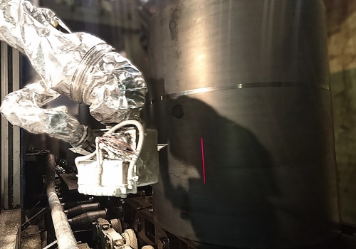 Plieno rulonų žymėjimas robotas