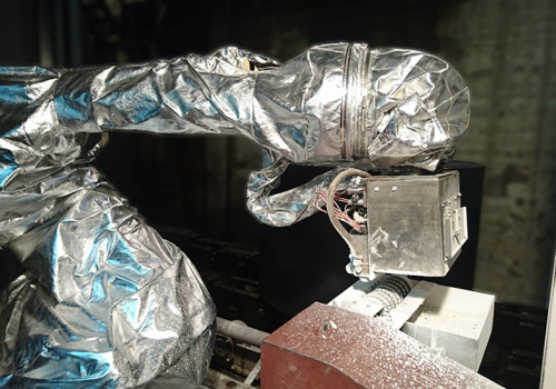 Plieno rulonų žymėjimas robotas