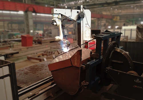 Didelių gabaritų kaušų suvirinimo robotas