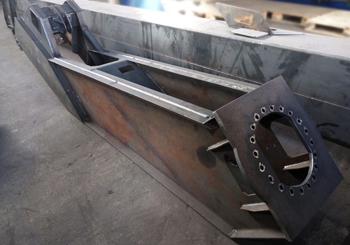 Automobilinių hidraulinių keltuvų suvirinimo robotas