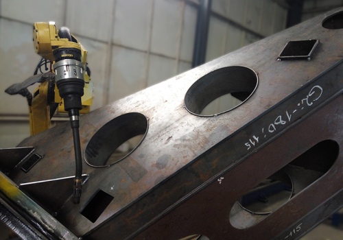 Automobilinių hidraulinių keltuvų suvirinimo robotas