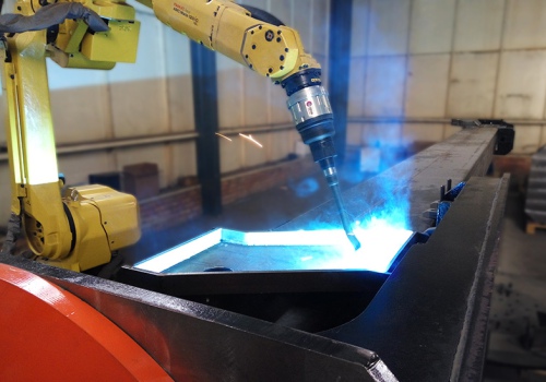 Automobilinių hidraulinių keltuvų suvirinimo robotas