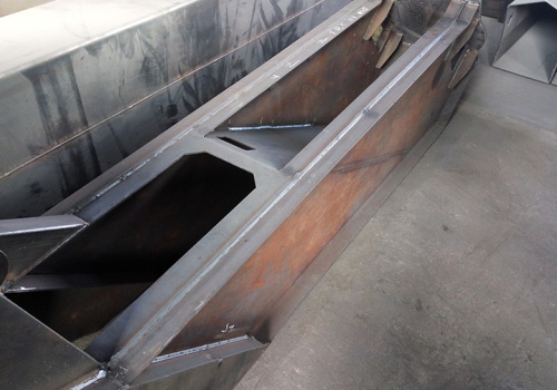 Automobilinių hidraulinių keltuvų suvirinimo robotas