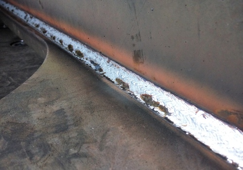 Automobilinių hidraulinių keltuvų suvirinimo robotas