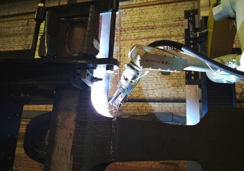 Dyzelinių lokomotyvų vežimėlių rėmų suvirinimo robotas