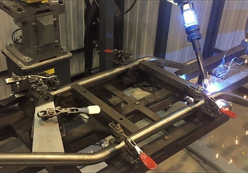 Statybinių vežimėlių suvirinimo robotas