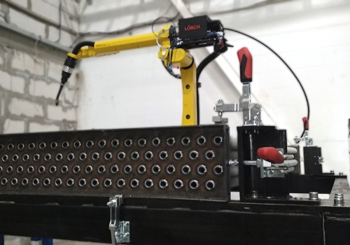 Kaloriferių suvirinimo robotas