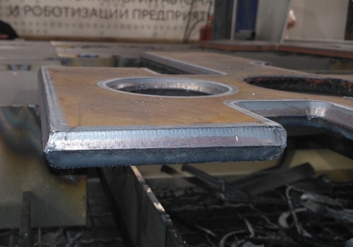 Nuožulnų nuėmimo ir dujinio 3D pjovimo robotas