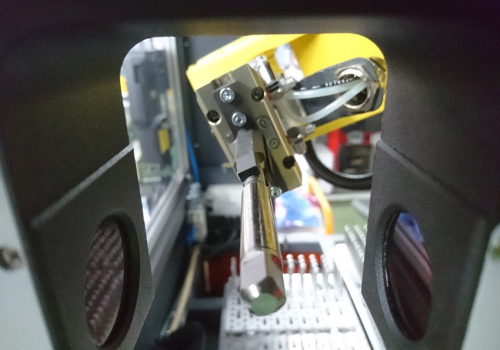 Pakrovimo ir adaptatyvaus iškrovimo robotas