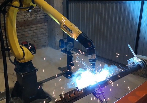 Universalus suvirinimo robotas