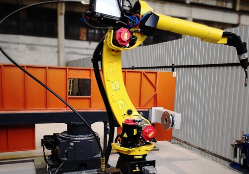 Universalus suvirinimo robotas