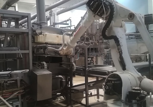 Sūrio formų pakrovimo robotas