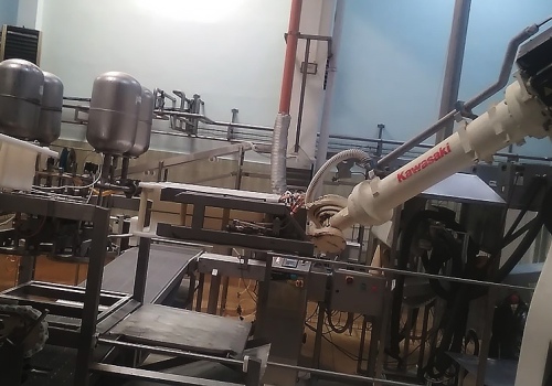 Sūrio formų pakrovimo robotas