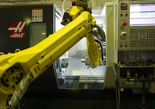 Mechaninio apdirbimo centro pakrovimo robotas