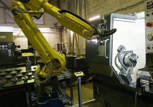 Mechaninio apdirbimo centro pakrovimo robotas