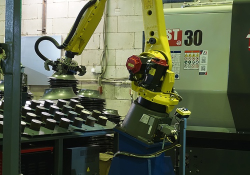 Mechaninio apdirbimo centro pakrovimo robotas