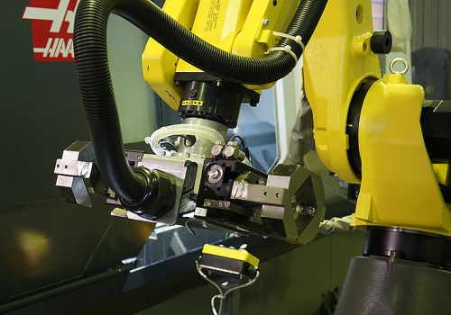 Mechaninio apdirbimo centro pakrovimo robotas